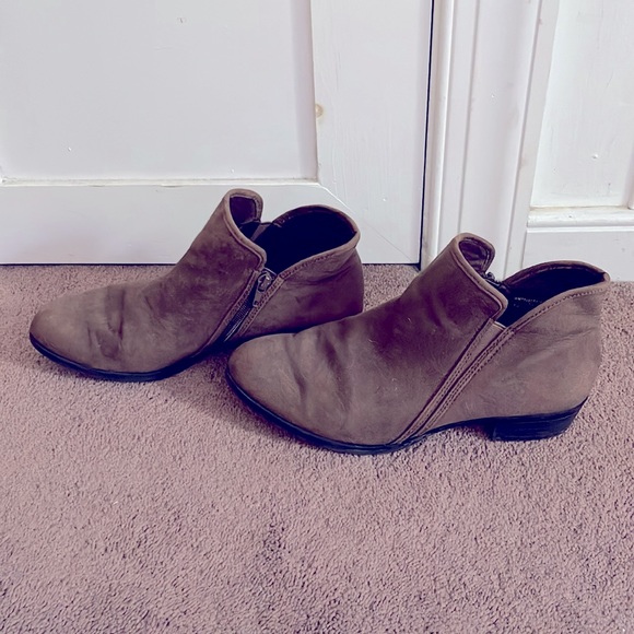 Cute light brown booties - Picture 2 of 4